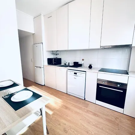 The Redondo House - No 4e1 - Comfortable Two-bedroom Apartment *